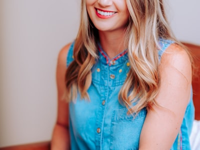 2022年卡塔尔世界杯阿根廷队夺冠后高举大力神杯庆祝