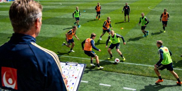 足球运动员在训练场上进行战术演练